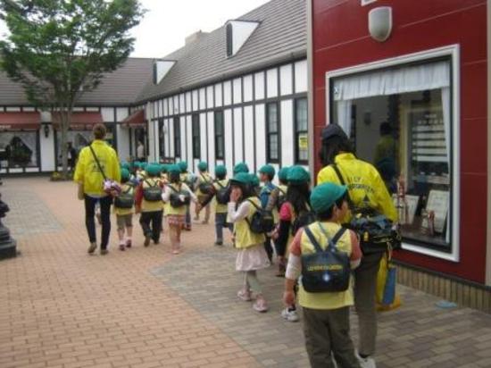 リリーの森の幼稚園児達が遠足に来ました。