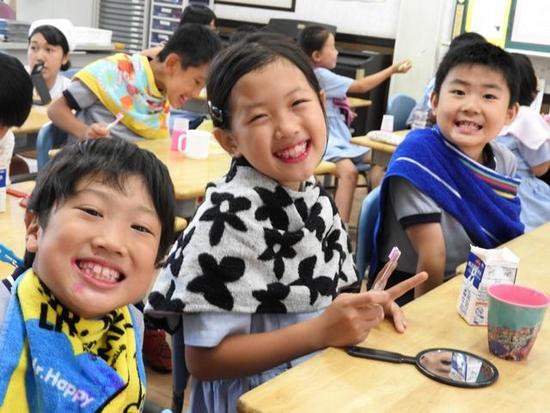 歯科専門学校の学生によるブラッシング指導