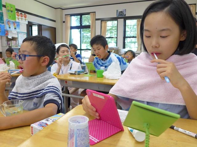 歯科専門学校生によるブラッシング指導
